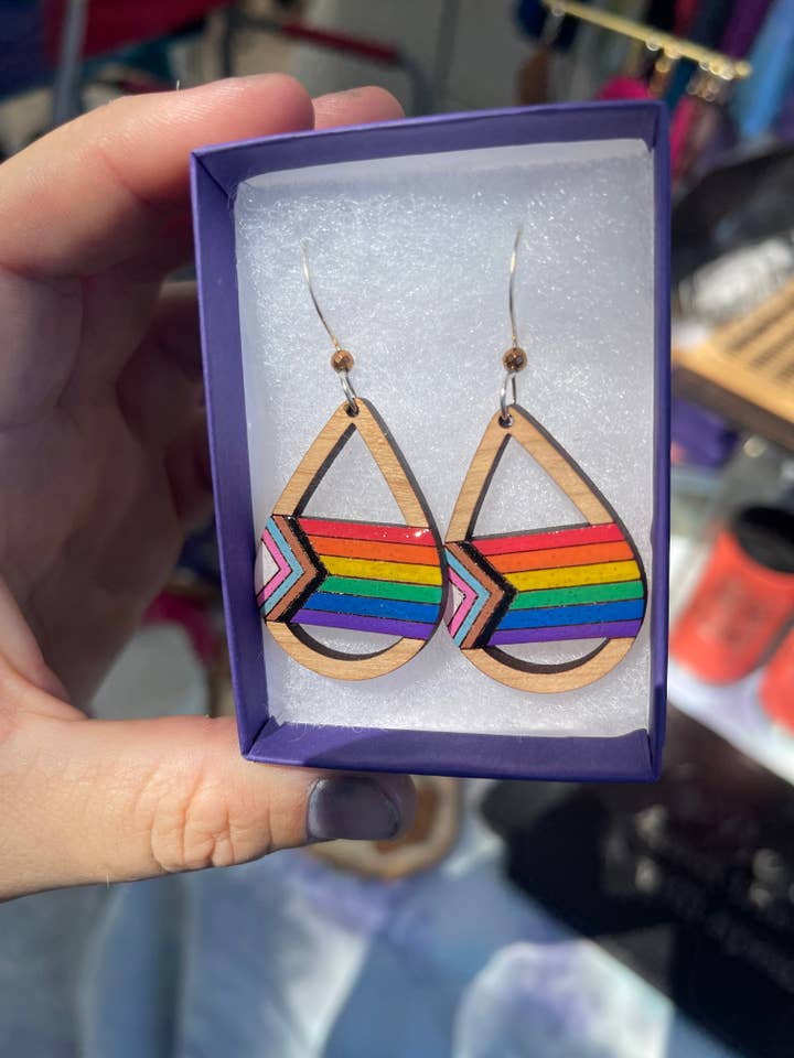 Brincos Artesanais de Madeira Pride Flag por atacado de Violet Lotus