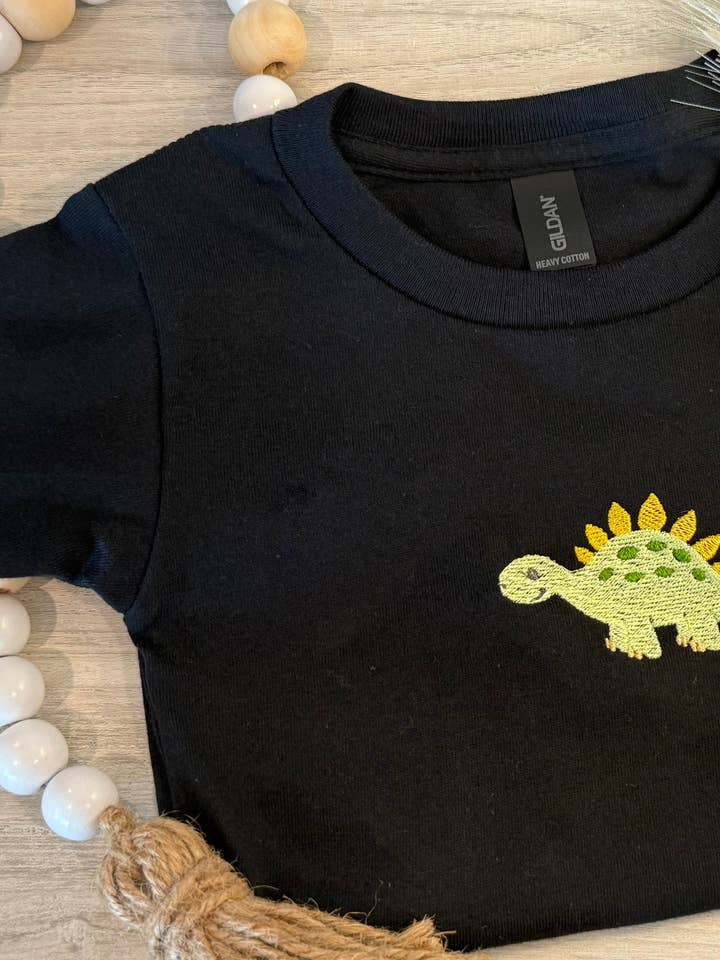 Maglietta per bambino con dinosauro ricamato per la vendita all'ingrosso da parte di Soyer Designs & Co