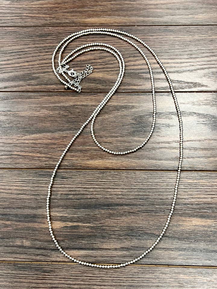 739377, Colar Artesanal de Contas Navajo Prateadas de 46" por atacado de ISAC Trading Inc