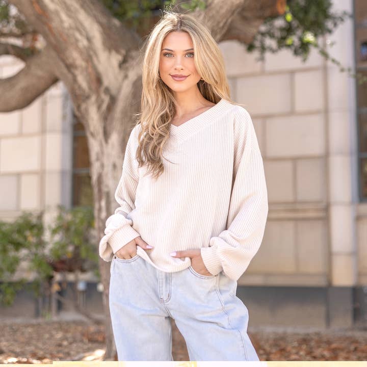 Sweat-shirt uni en tricot avec détail col en V pour la vente par Les Amis