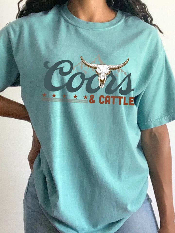 COORS & CATTLE, MAGLIETTA TINTA IN CAPO A MANICHE CORTE CON TESCHIO DI TORO per la vendita all'ingrosso da parte di COLORBEAR