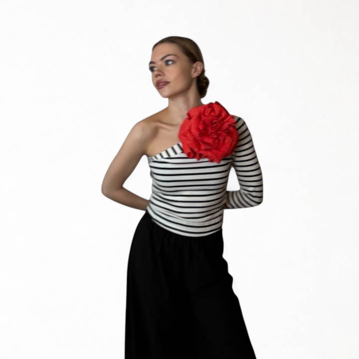 London Atelier Byproduct - Vendita all'ingrosso Camicetta - Donna - Top a righe con una manica e spilla a forma di fiore rosso1