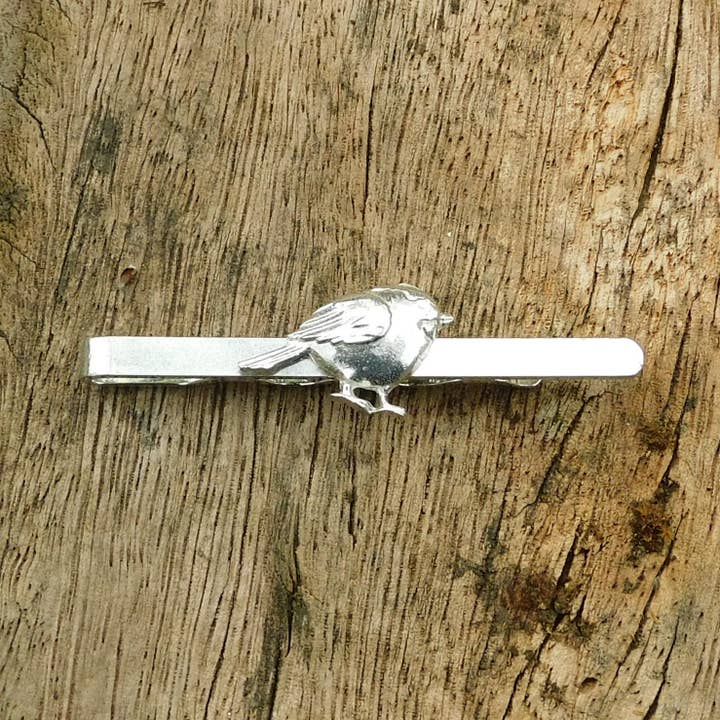 Corbata con diseño de peltre Robin, moldeada a mano por William Sturt para venta al por mayor de William Sturt Fine Pewter