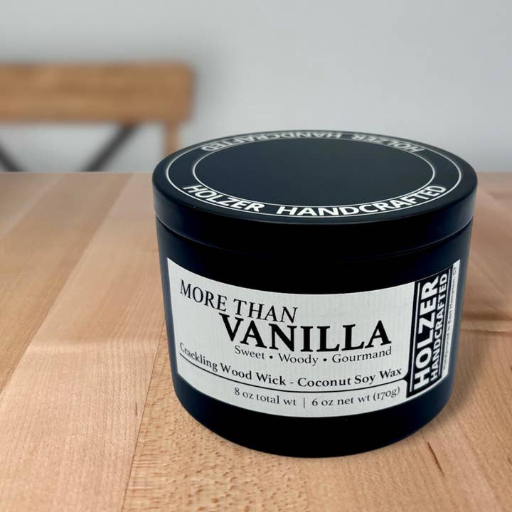 Holzer Handcrafted ® - Vente Bougie en bocal - Bougie à Mèche en Bois Plus Que Vanille - Parfum Vanille + Santal + Beurre de Karité | Naturelle | Cire de Coco et Soja Coulée à la Main | Boîte Noire Moderne de 170 g avec Couvercle | Artisanale | Parfum de Luxe Non Toxique Sans Phtalates6