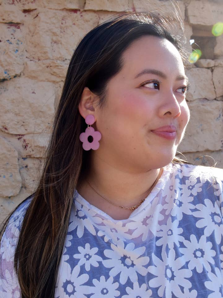 Pendiente con forma de margarita magenta y lechosa para venta al por mayor de KaoLee Shop