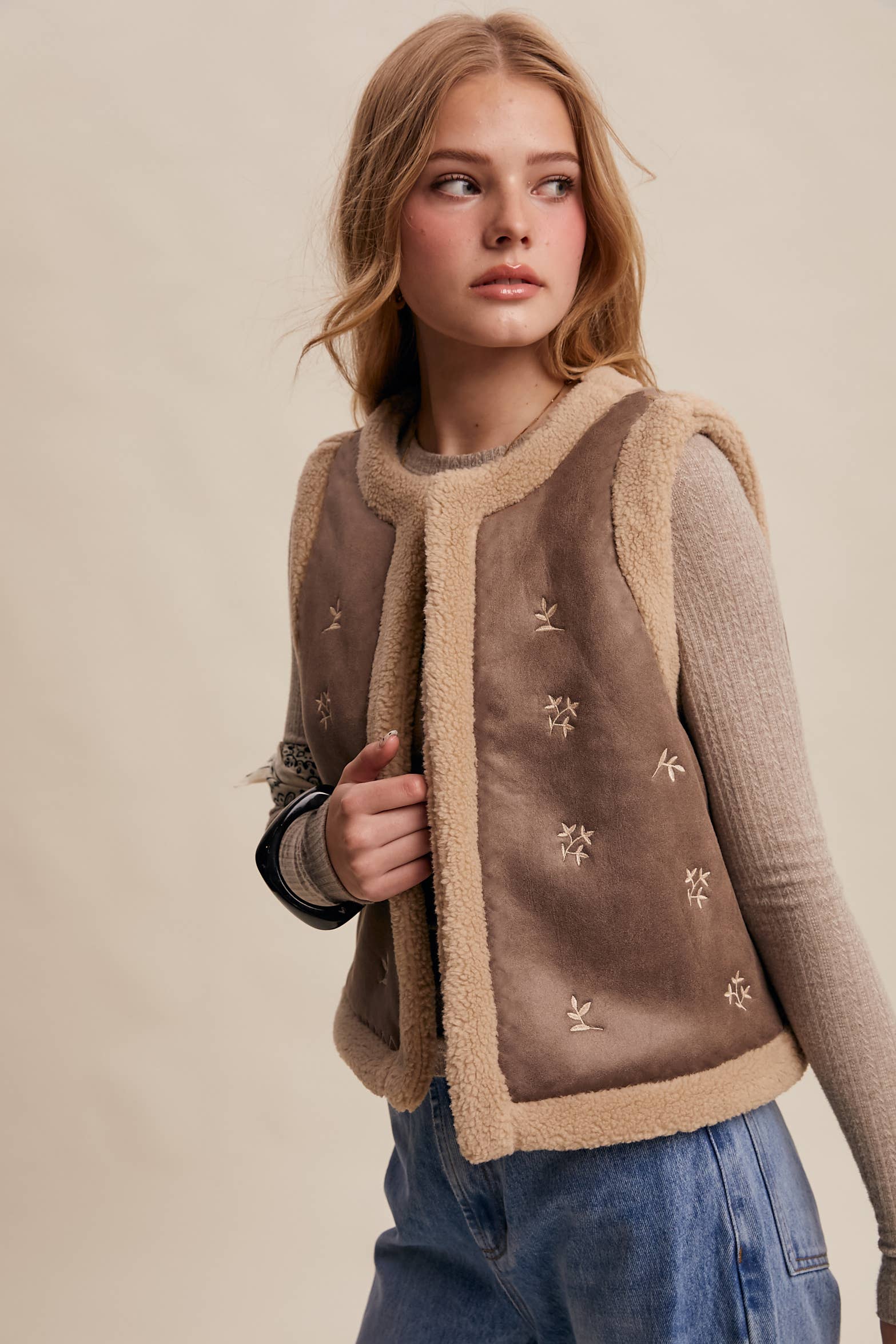 Listicle - Vendita all'ingrosso Gilè imbottito - Donna - Gilet in Finta Pelle Scamosciata Ricamata con Pelliccia Sintetica23