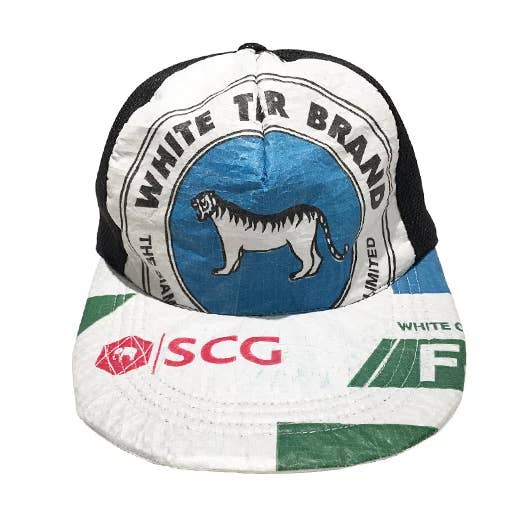 Upcycling by Bekos – wholesale Baseballkeps - Unisex – Upcycling baseballkeps med vitt tigertryck, tillverkad av återvunna cementpåsar