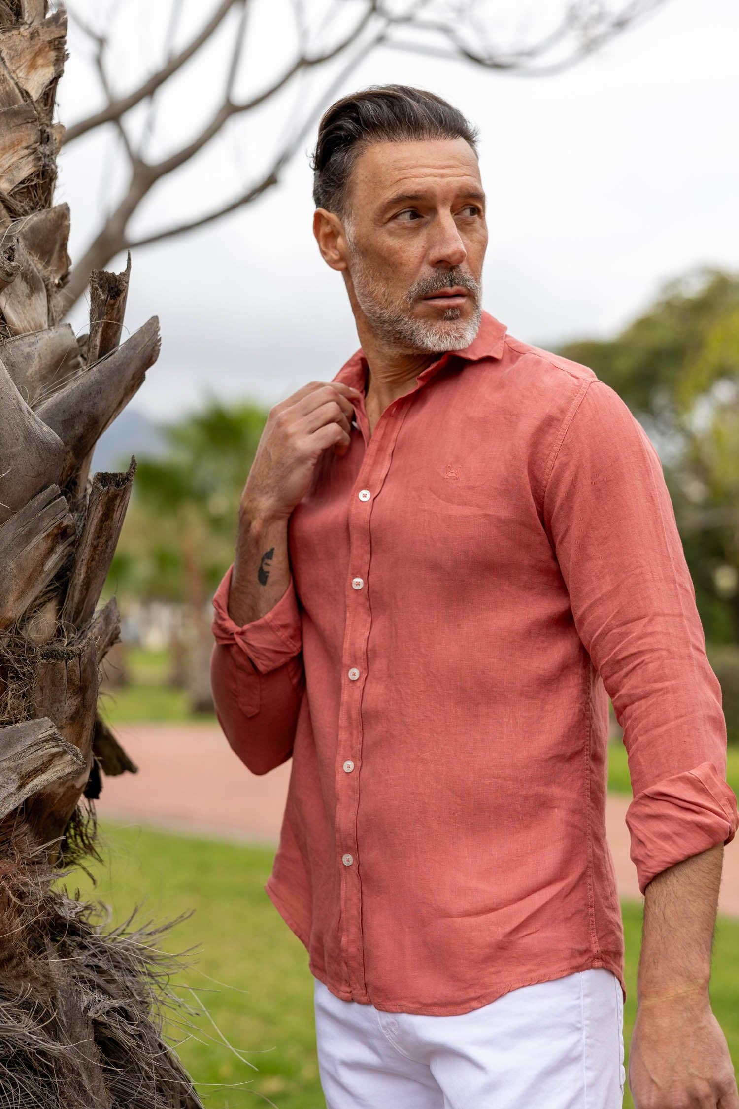 Custi Mikelo: Men's Clothing & Christmas Gifts - Wholesale Overhemd met knopen - Heren - Linnen overhemd kersenkleur | Lanzarote1