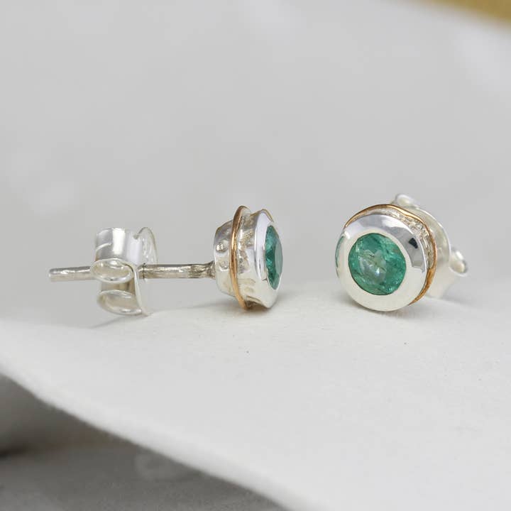 Orecchini a bottone in argento sterling con smeraldi fatti a mano per la vendita all'ingrosso da parte di Banyan Jewellery