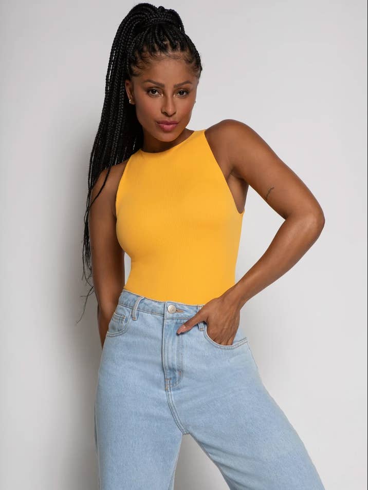 #A00866 Tanktops mit integriertem BH, hoher Rundhalsausschnitt. für den Großhandel von Scala Tops