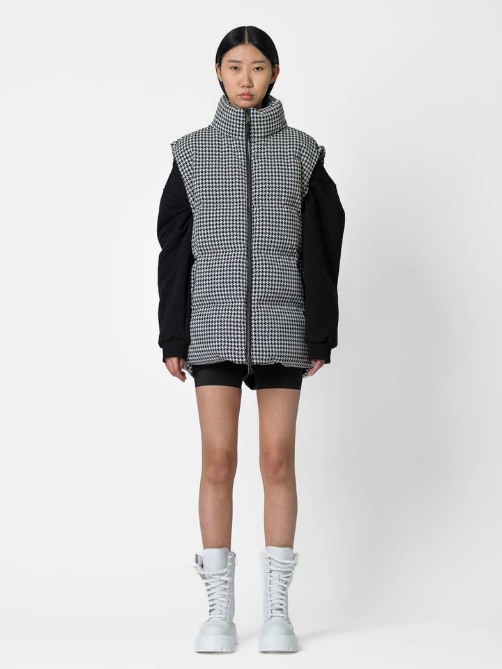 MG01 väst med hundtandsmönster och logga för wholesale av MIRA VISIONARY