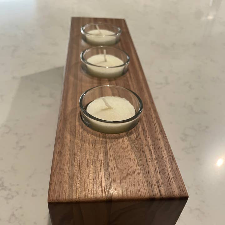 Handgjord ljushållare i valnöt för värmeljus för wholesale av Penguin Plank