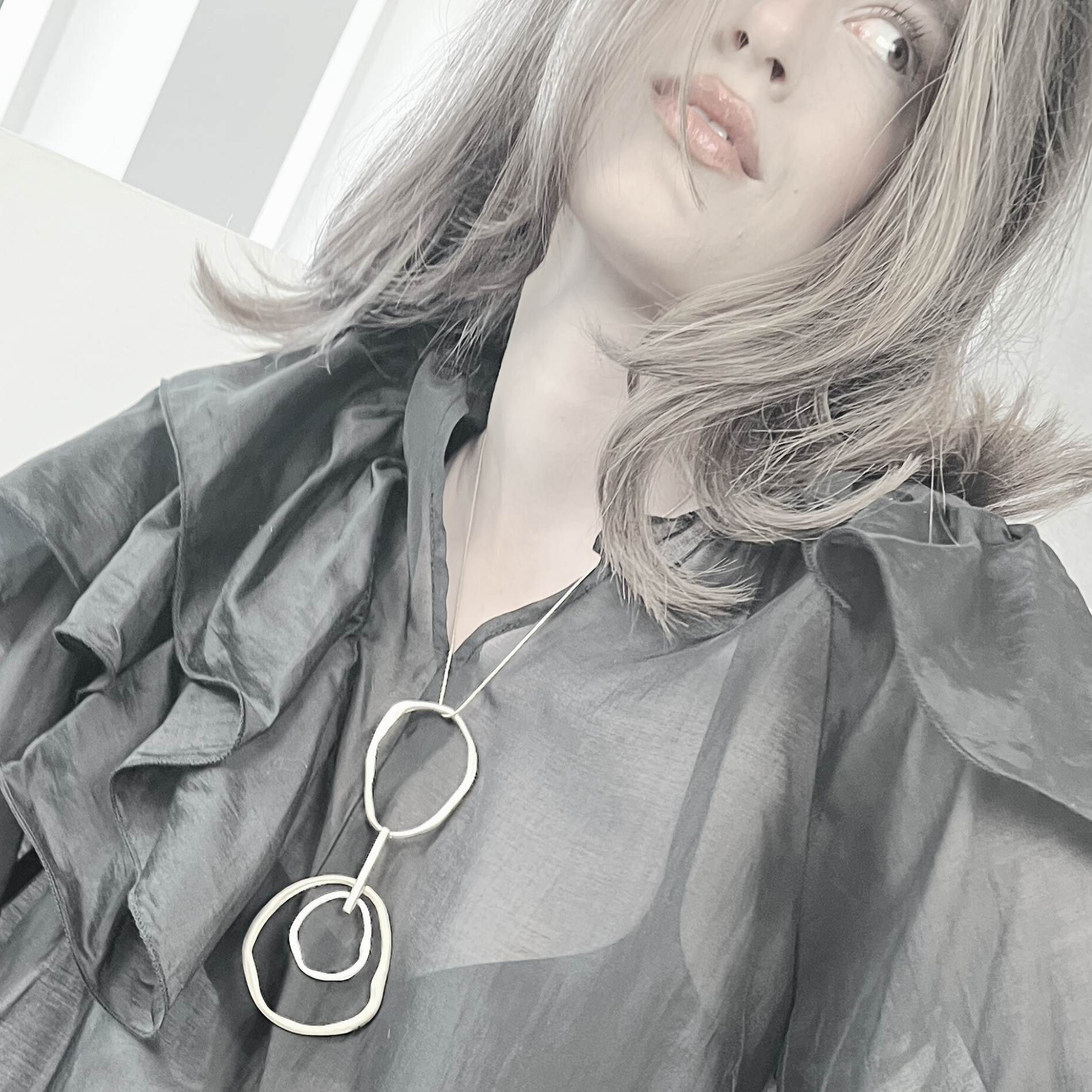 Dansk Copenhagen - Vendita all'ingrosso Collana con ciondolo/pendaglio - Collana Mega Statement regolabile a 2 toni Elysian IN:STORE con placcatura in argento10