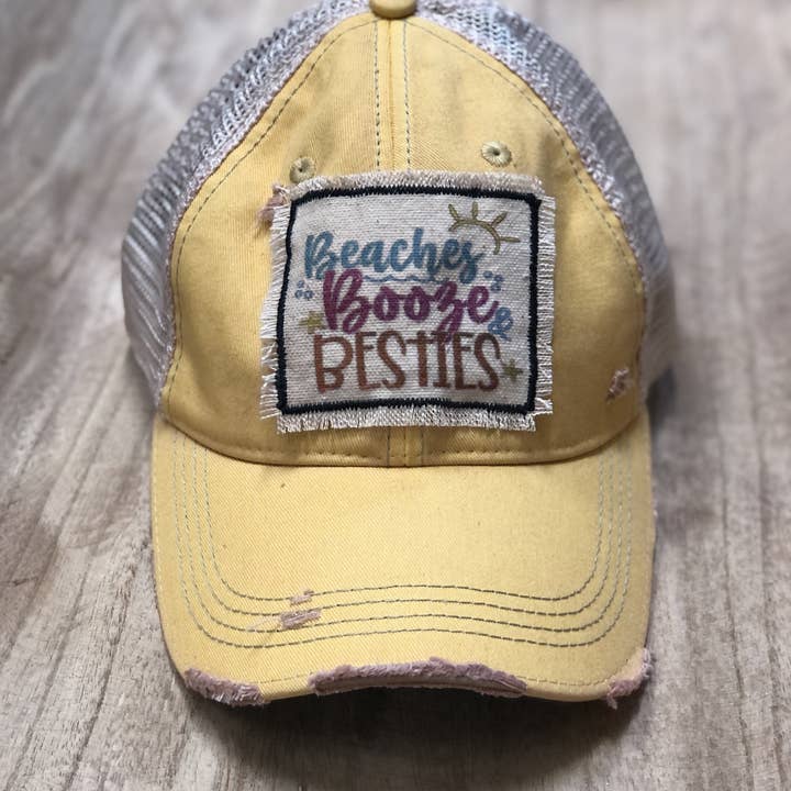 Casquette camionneur effet vieilli Beaches, Booze, and Besties avec écusson pour la vente par Joetta Marie