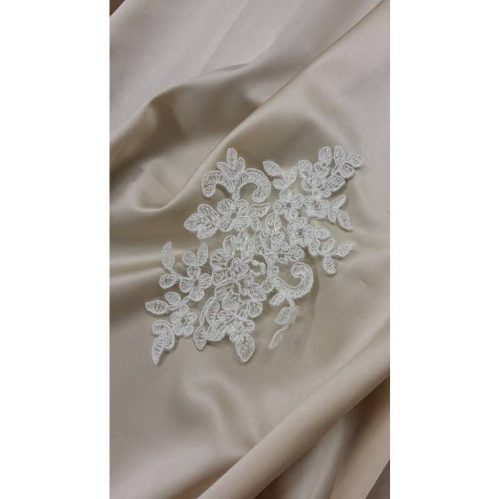 Elfenbensfarvet Chantilly Blonde Applikation Brudedesign for engroshandel hos Lace To Love