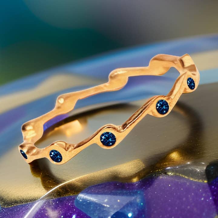 Bague à empiler Alexandrite Birthstone signée The Urban Charm pour la vente par The Urban Charm