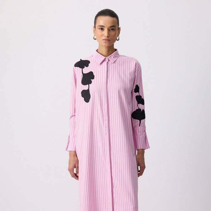 Abito camicia lungo con applicazioni botaniche – A righe sottili e ulteriori Risultati per maxi quaderni all'ingrosso. Resi gratuiti e termini di pagamento a 60 giorni su Faire in tendenza su Faire.