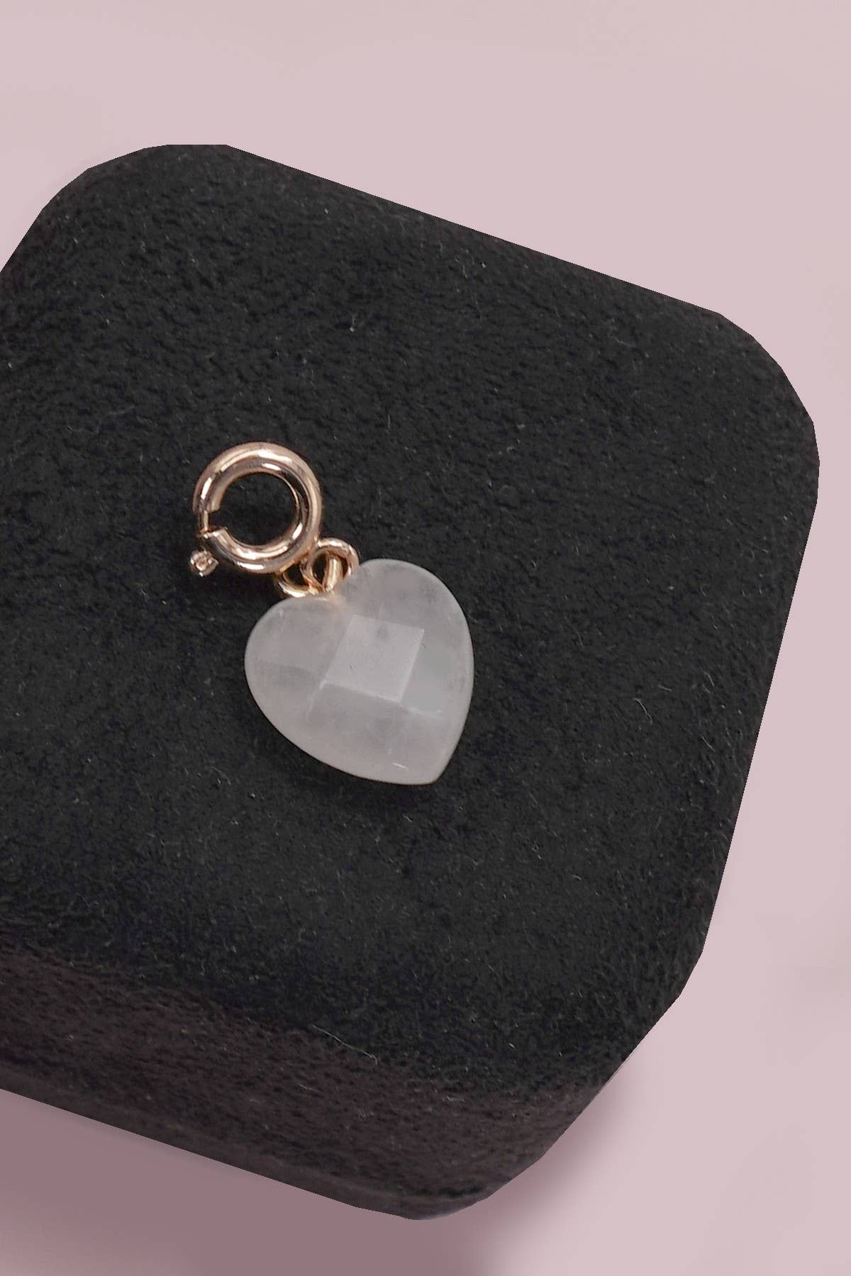 JOSSLYN by wall to wall – Engroshandel Vedhæng/charm – Charm i porcelæn med kirsebær og forgyldt fjederlås | 80CM11017