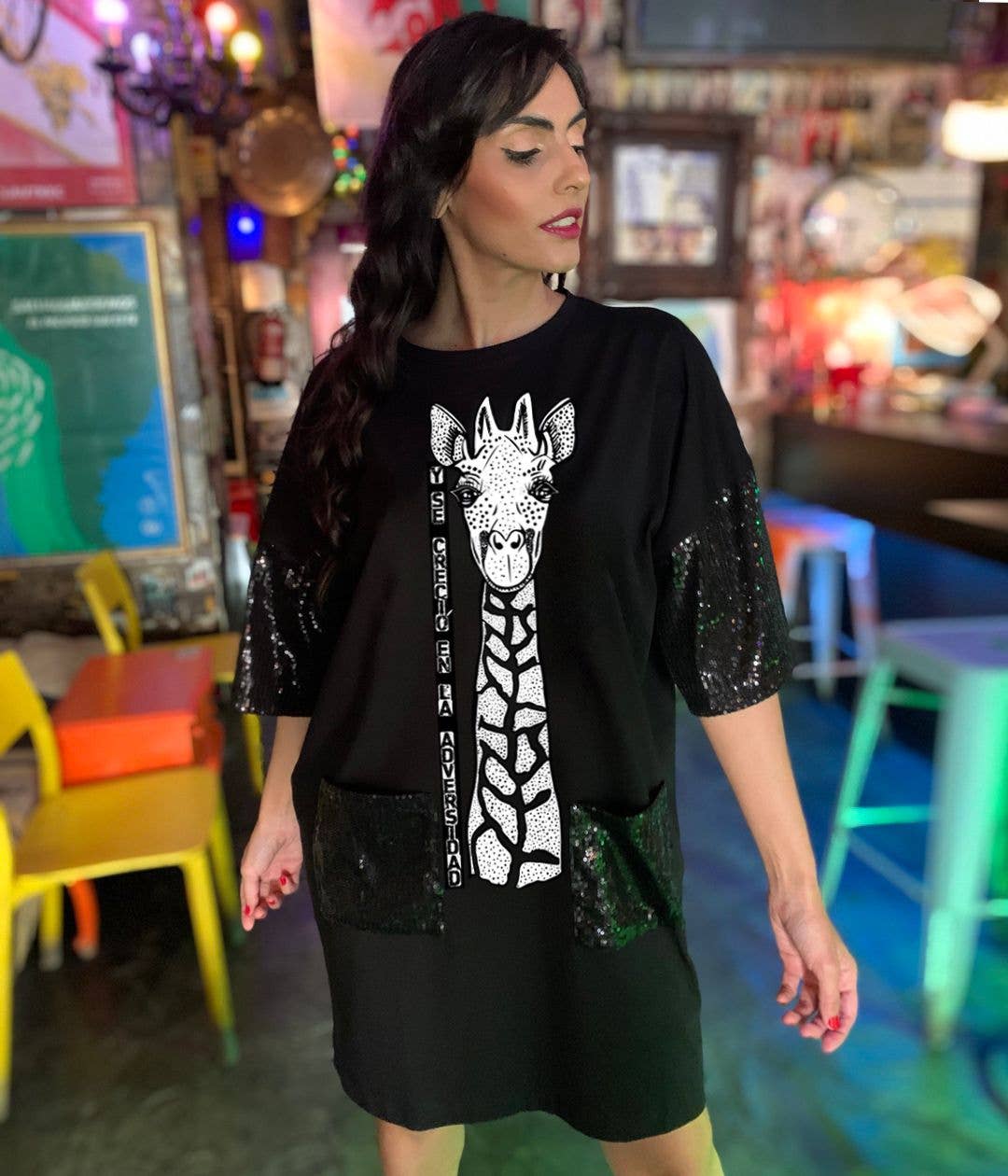 Bikatelier - Vendita all'ingrosso Vestito - Donna - Abito oversize Bronx Adversity con maniche e tasche di paillettes1