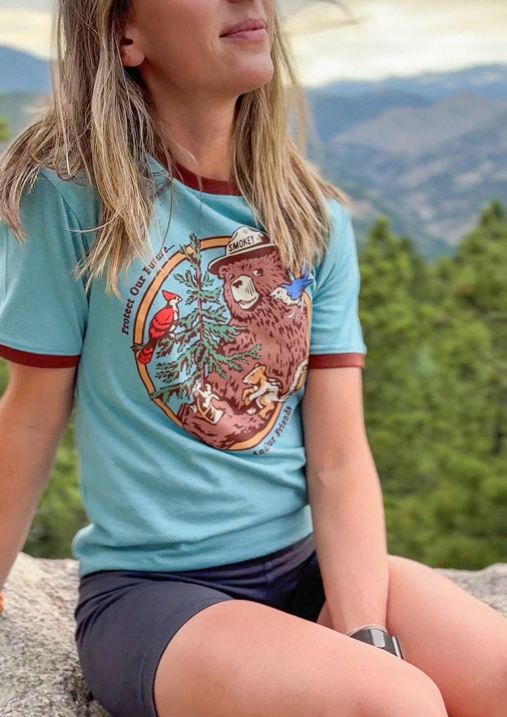 The Landmark Project - Vendita all'ingrosso Maglietta serigrafata - Unisex - Ringer Unisex a Maniche Corte di Smokey's Friends1