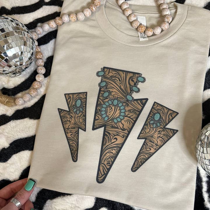 Turkos Lightning Bolts Western Graphic Tee för wholesale av The Branded Blue Roan