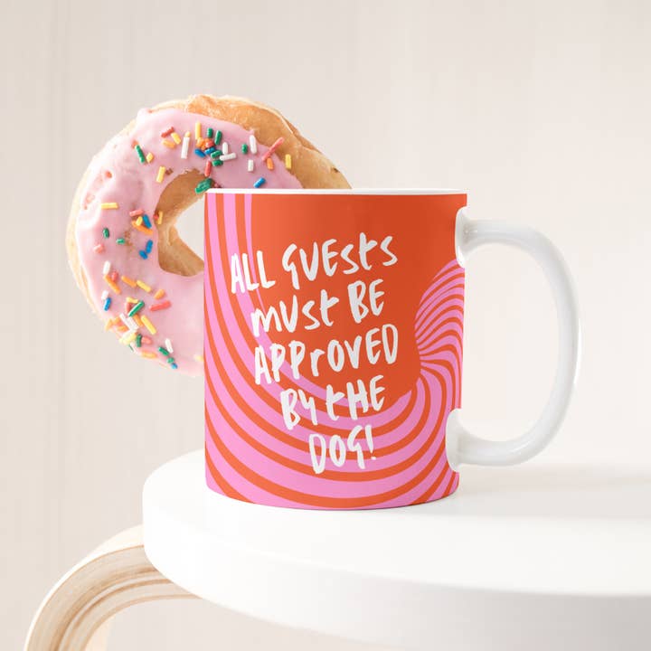 Tasse „Alle Gäste müssen vom Hund genehmigt werden“ für den Großhandel von Molly's World