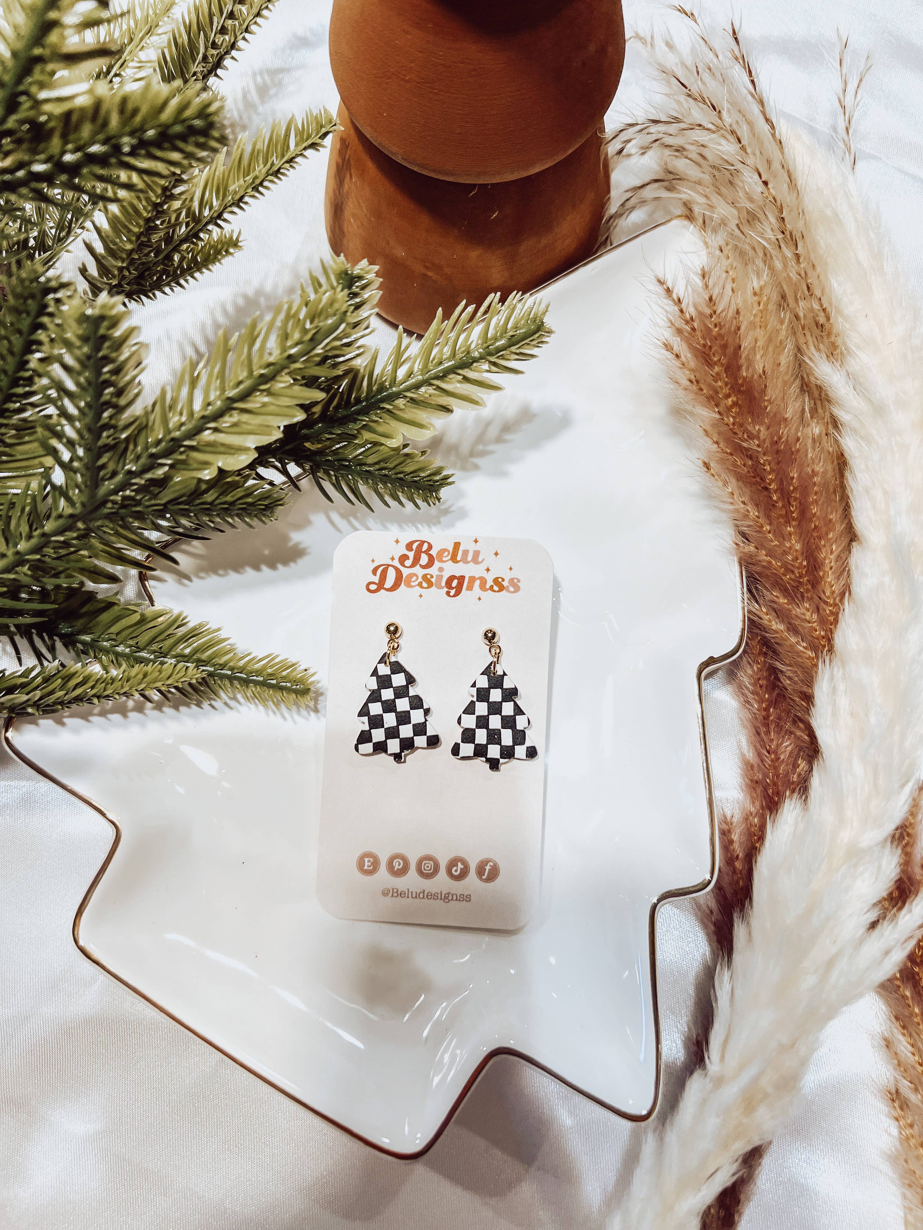 Belu Designss - Wholesale Hangende/ronde oorbellen - Zwart-witte schaakbord kerstboom oorbellen van klei4