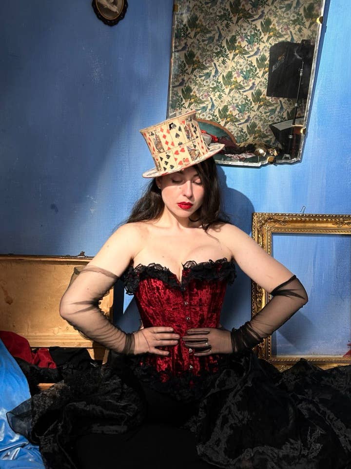 corsettery – wholesale Korsett – Dam – Klassisk viktoriansk overbust sammet korsett, svart, rost, blå, röd, grön, violett med vintage volanger. Gotisk viktoriansk, steampunk prisvärd billig korsett