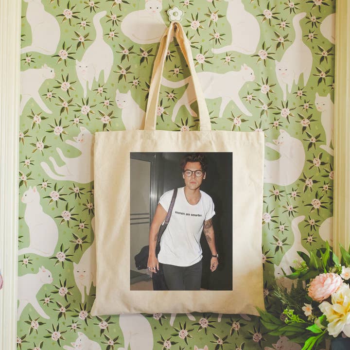 Literari Goods, Co | Book Themed Candles + Gifts - Vendita all'ingrosso Borsa tote - Donna - Borse di Harry Styles per San Valentino | Le donne sono più intelligenti