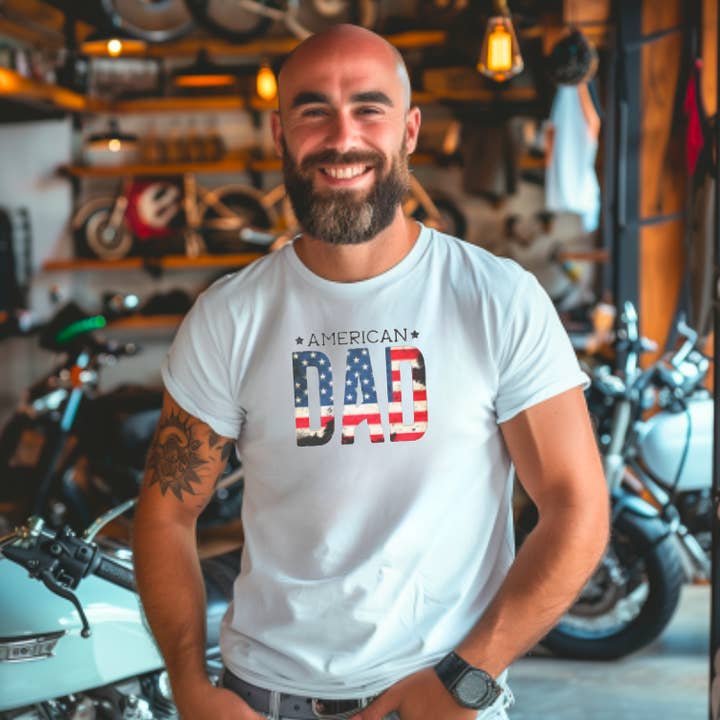 T-shirt con grafica American Dad per la vendita all'ingrosso da parte di Tiny Sparrow Designs