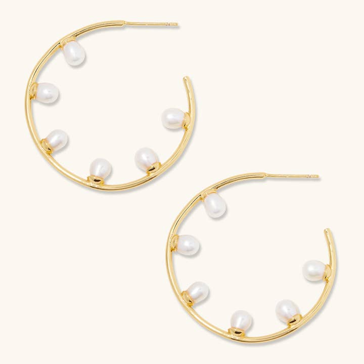 Orecchini a cerchio con perle placcati in oro 18K Jordan per la vendita all'ingrosso da parte di Lola & Tae