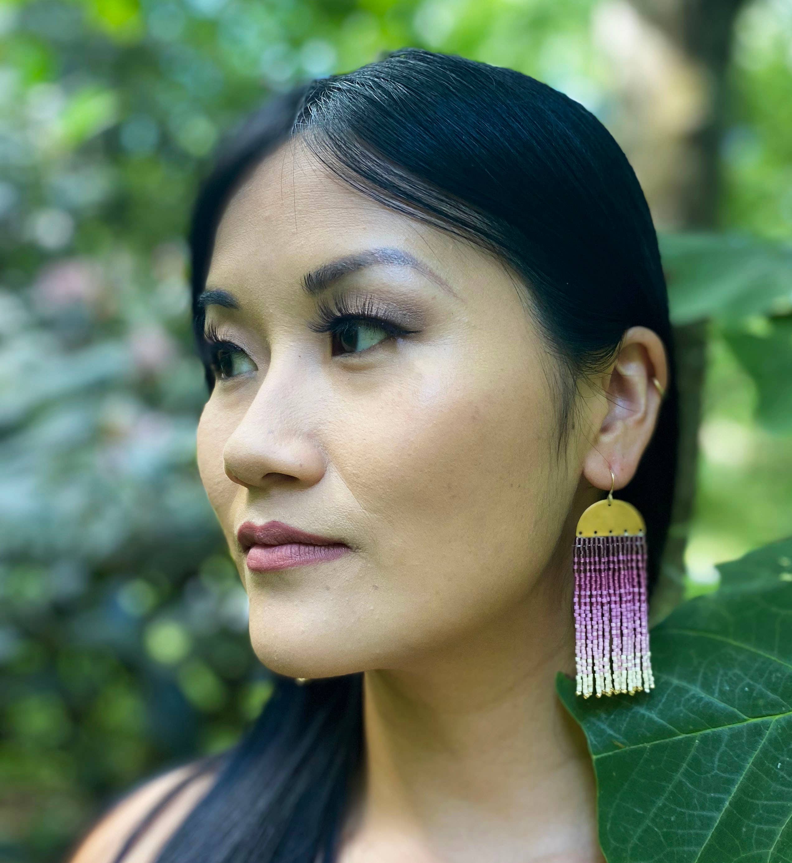 Mayana Designs Co – Brincos com berloques por atacado – Brincos de franjas ombré trançados à mão com miçangas (verde)3