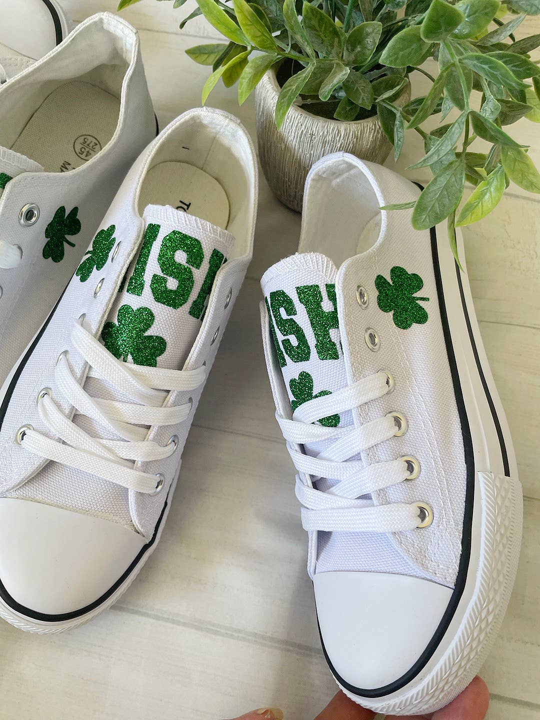 Blanco Zapatos para el Día de San Patricio, zapatillas bajas con estampado de trébol con purpurina de venta al por mayor en Faire2