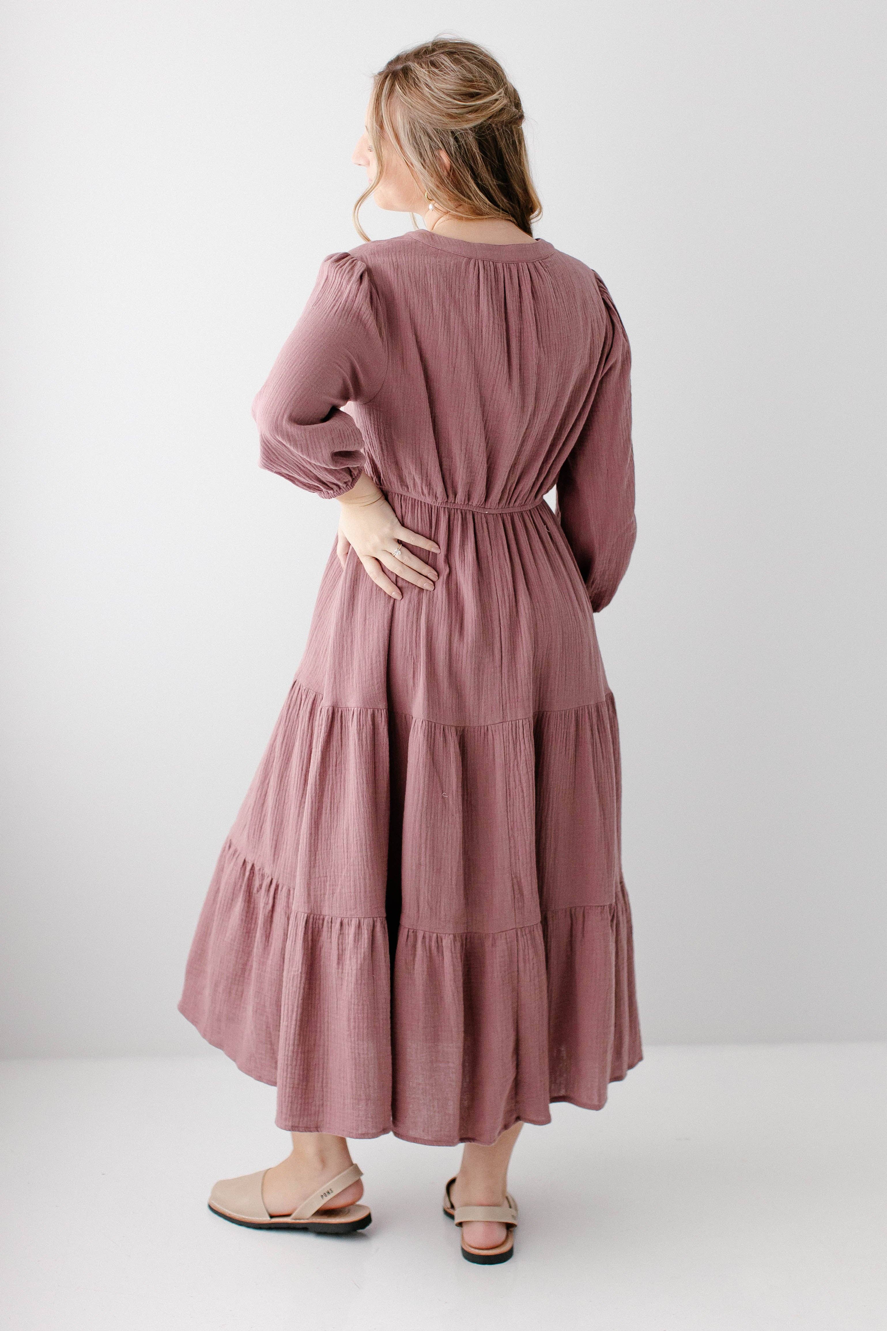 Malva polvoriento Vestido midi de gasa de algodón con botones y volantes 'Louisa' de venta al por mayor en Faire6