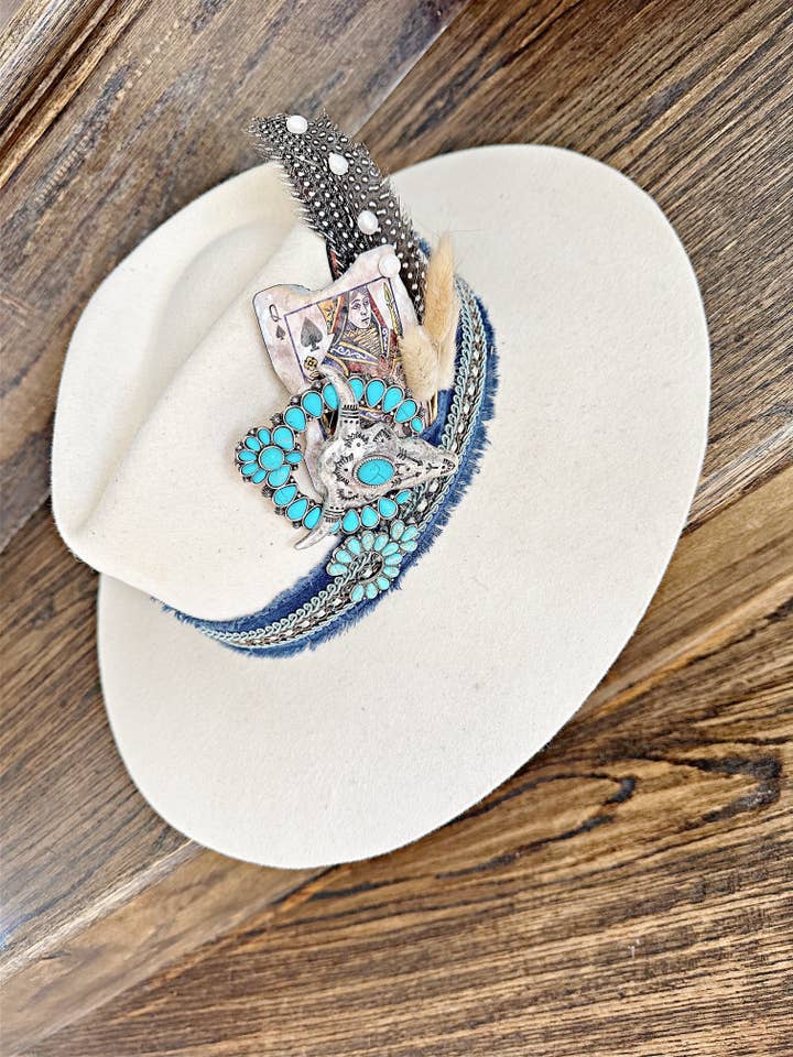 Cappello regolabile in pelle scamosciata personalizzata QUEEN per la vendita all'ingrosso da parte di Sweet Grace