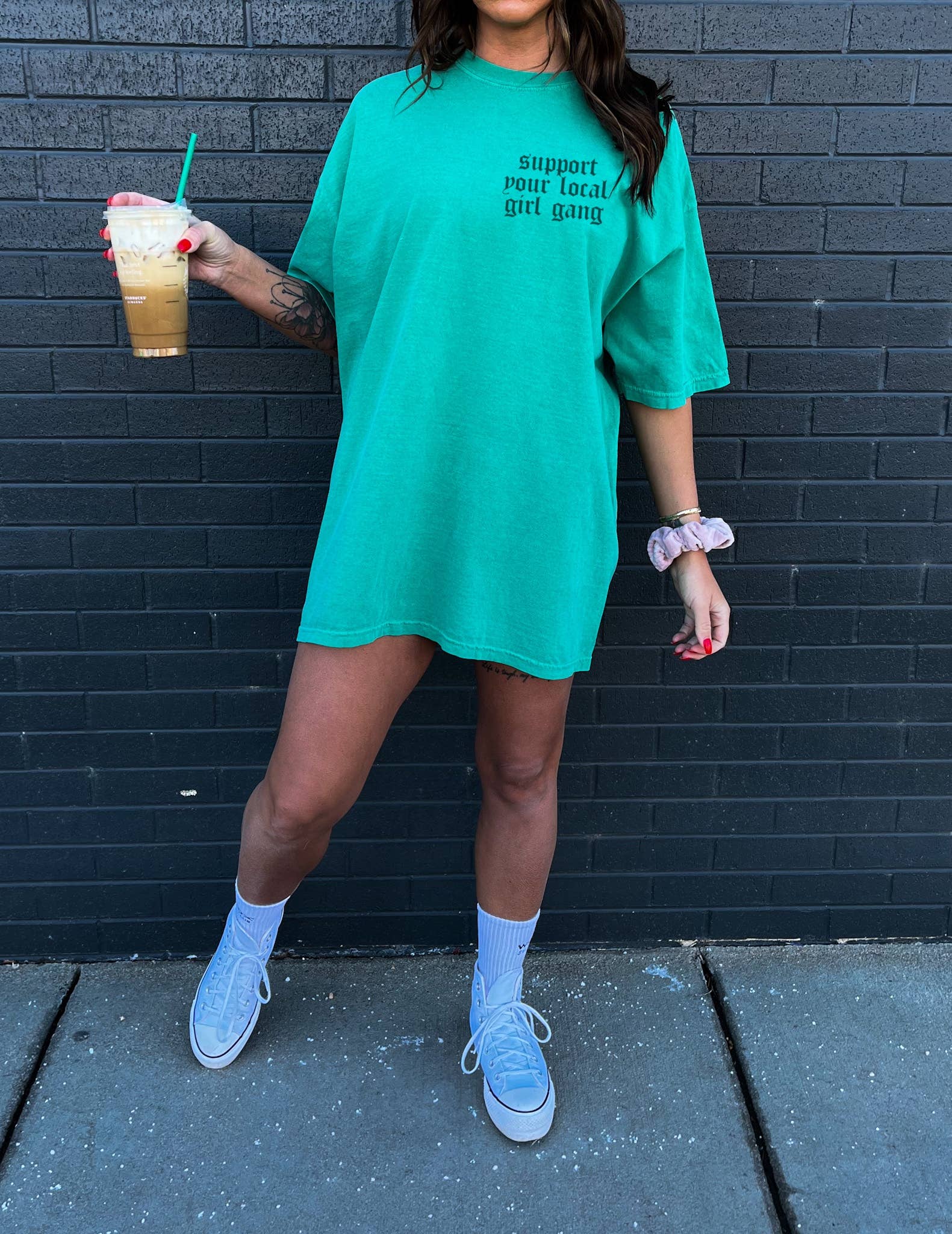 LOLA MAGNOLIA - Wholesale T-shirt met print - Dames - Steun je Local Girl Gang Tee1