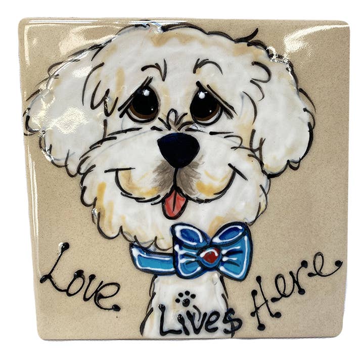 Maltese «Love Lives Here» | Piastrella da parete in ceramica dipinta a mano per la vendita all'ingrosso da parte di Faux Paw Productions