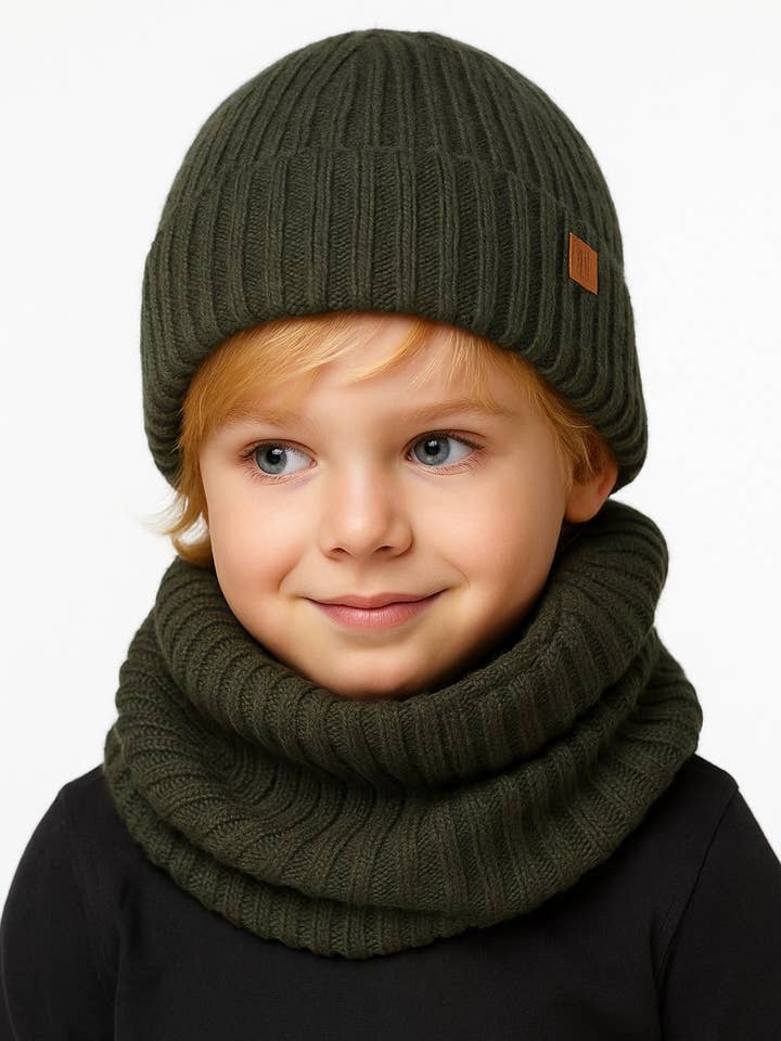 Jongens winterset gebreide ribcol en muts kaki 2-14 jaar voor wholesale door Minoti sp. z o.o.