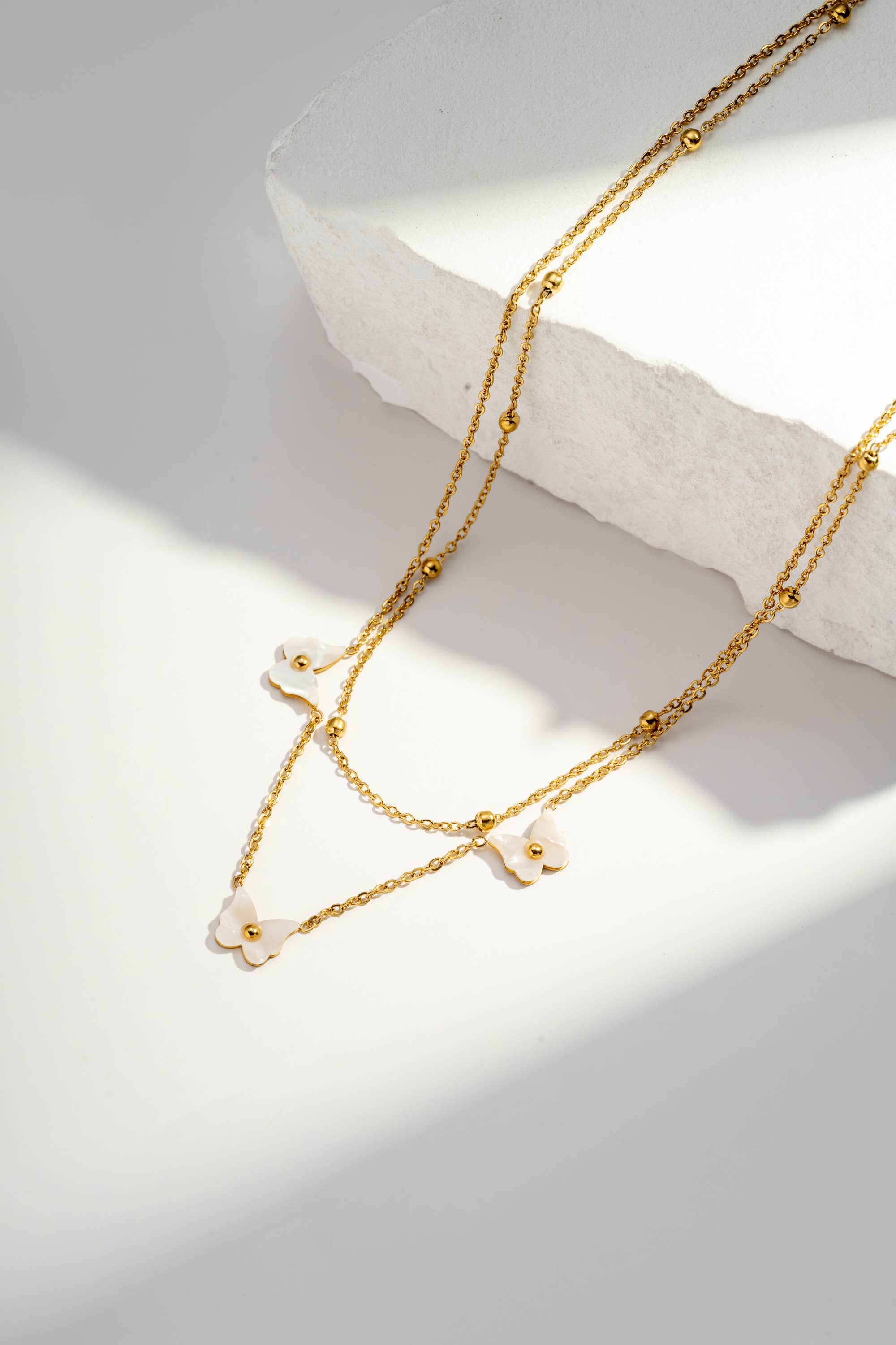 COSMOS – Großhandel Kette mit Anhänger/Charm – Doppelreihige Halskette aus Edelstahl mit Perlmutt-Schmetterlingen2