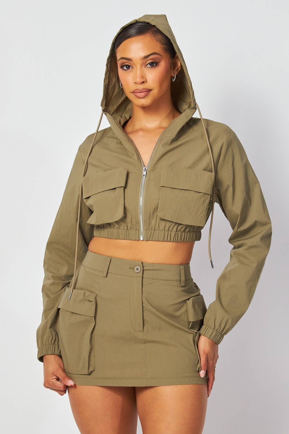 Hot & Delicious – Engroshandel Top- og nederdelsæt - Dame – Elena Hoodie Crop Jacket & Cargo Mini Nederdelsæt (HGC10247)13