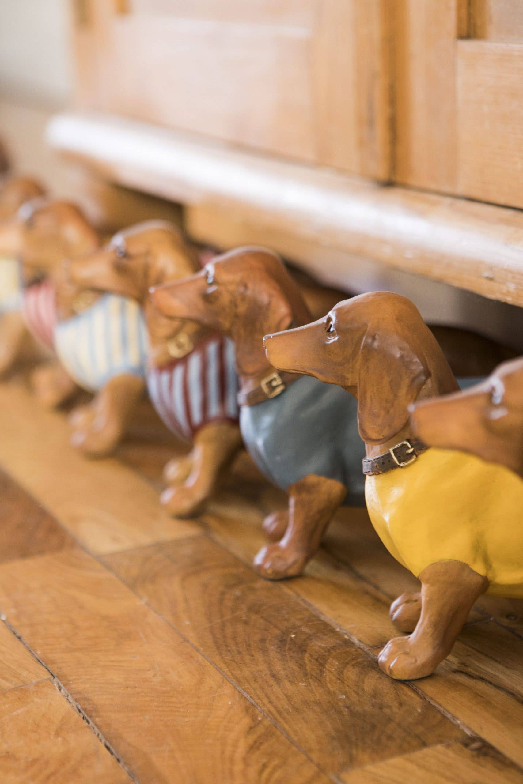 Mahe Homeware - Wholesale Decorative Figurine - Resin Smockey Dachshund4