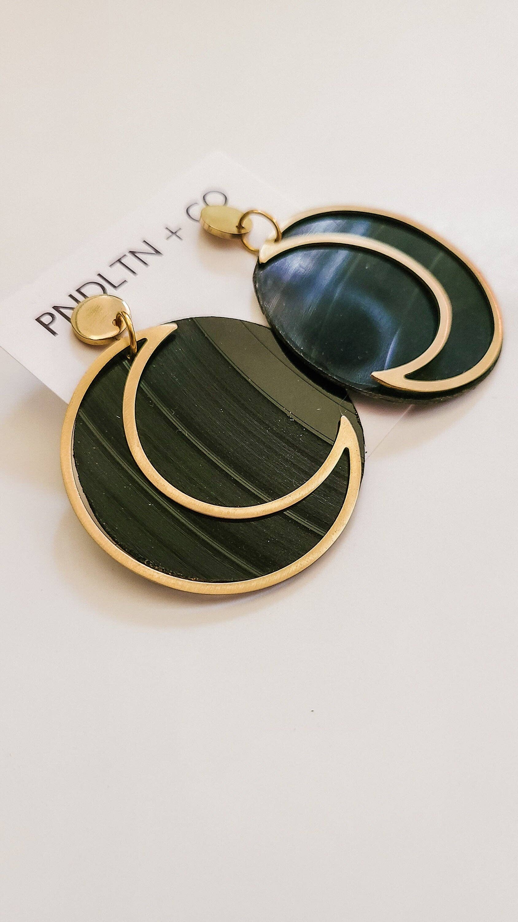 PNDLTN + CO – Großhandel Ohrhänger – Crescent Moon recycelte Vinyl-Schallplatten0