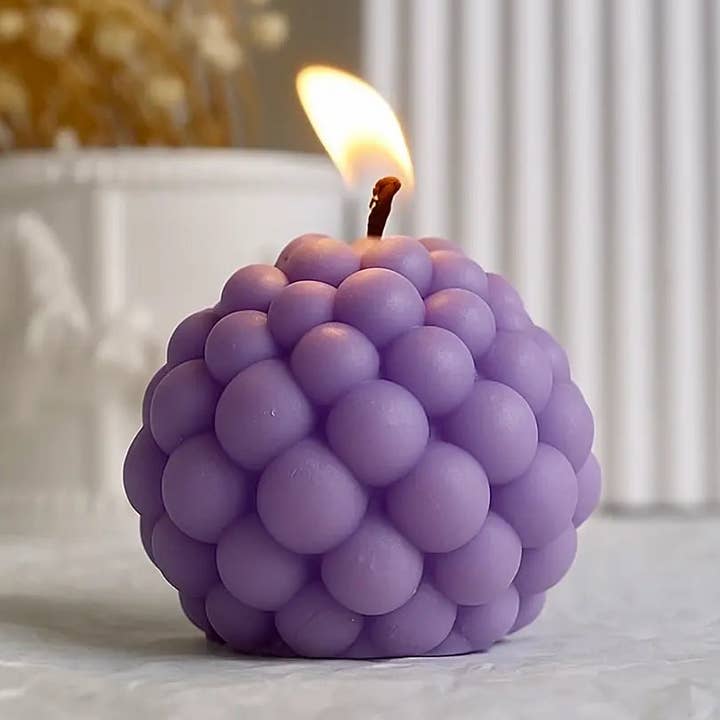 Bubbles of Bliss Kerze – Gemütlicher Duft, Verspieltes Design | Lass Apfel-Zimt-Träume deinen #Selfcare-Moment erhellen. für den Großhandel von Luminate 365 Candles