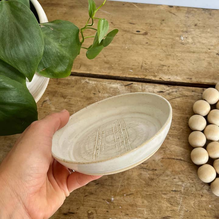 Coastal Clay Co. - Vente Vaisselle d'apéritif - Assiette à frotter à l'ail, râpe faite main, assiette d'apéritif d'été