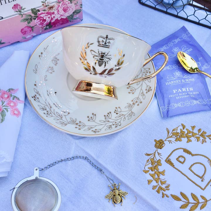 All Little Cute Things - Venta al por mayor Juegos de té - Juego de taza y platillo color marfil Regency Queen Bee con detalles dorados4