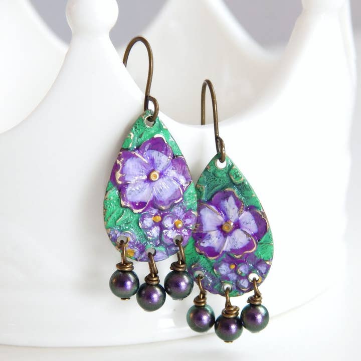 Evalina håndmalede stedmoderblomster øreringe, lilla perle for engroshandel hos The green antique trunk