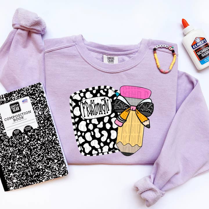 6093- Cahier de première année avec crayon et nœud * Transfert DTF pour la vente par It's Transfer Time