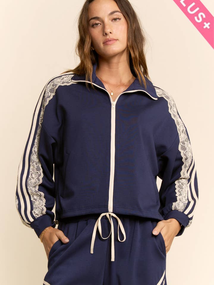 PLUS JAKKE MED BLONDE- OG BÅNDEDETALJER OG LYNÅS FORAN for engroshandel hos Davi & Dani