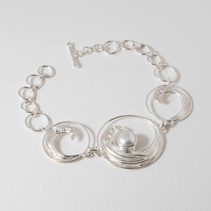 Hokusai Bracelet för wholesale av Paula Bolton Jewelry