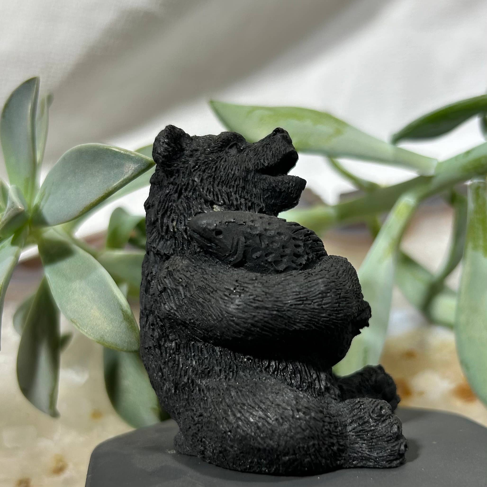 Quasar Gems USA - Vente Figurine décorative - Petite figurine d'ours en shungite avec poisson1